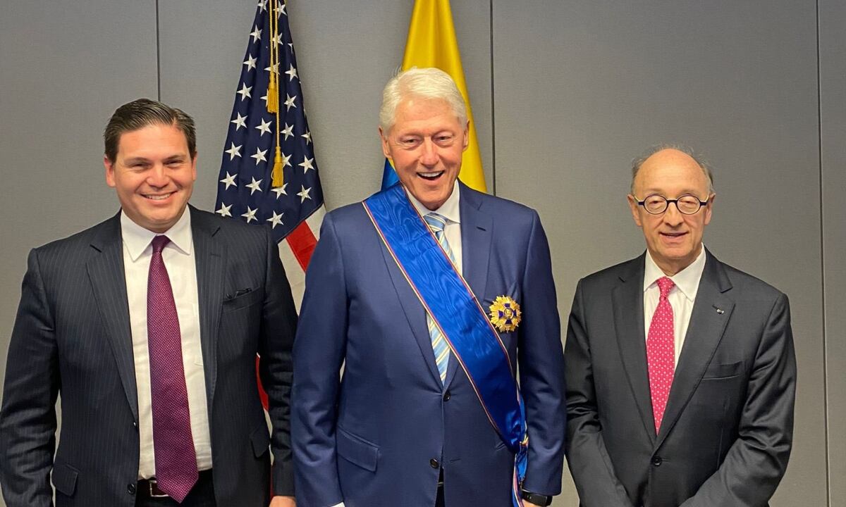 El expresidente de Estados Unidos, Bill Clinton recibió la Cruz de Boyacá desde Nueva York. Foto: @ColombiaEmbUSA