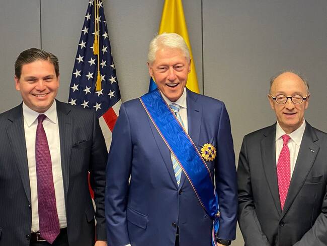 El Gobierno colombiano condecoró a Bill Clinton con la Cruz de Boyacá en Nueva York