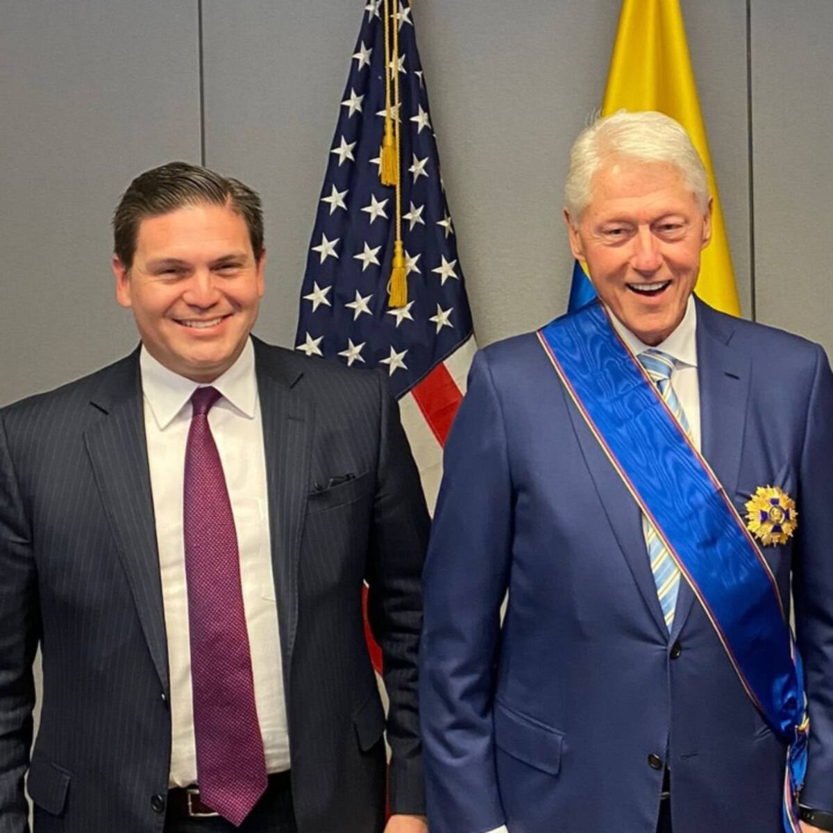 El Gobierno colombiano condecoró a Bill Clinton con la Cruz de Boyacá en Nueva York