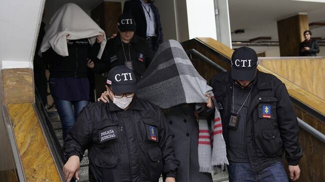 Ana Yibe Gómez y Hernán Darío Herrera, funcionarios del Invima que colaboran hoy con la Fiscalía General, denuncian que son víctimas de amenazas. Foto: Colprensa