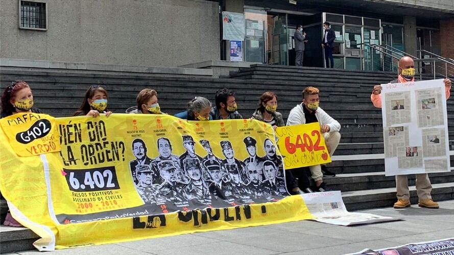 Platón de familiares de víctimas de ejecuciones extrajudiciales en imputación al general (r) Mario Montoya. Foto: Colectivo José Alvear Restrepo