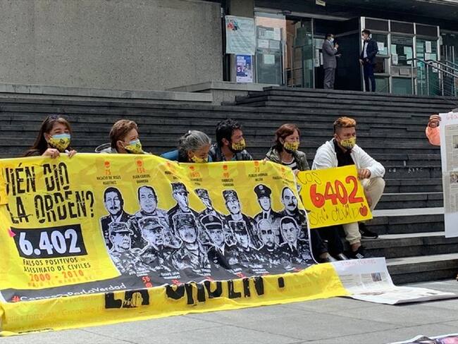 Platón de familiares de víctimas de ejecuciones extrajudiciales en imputación al general (r) Mario Montoya. Foto: Colectivo José Alvear Restrepo