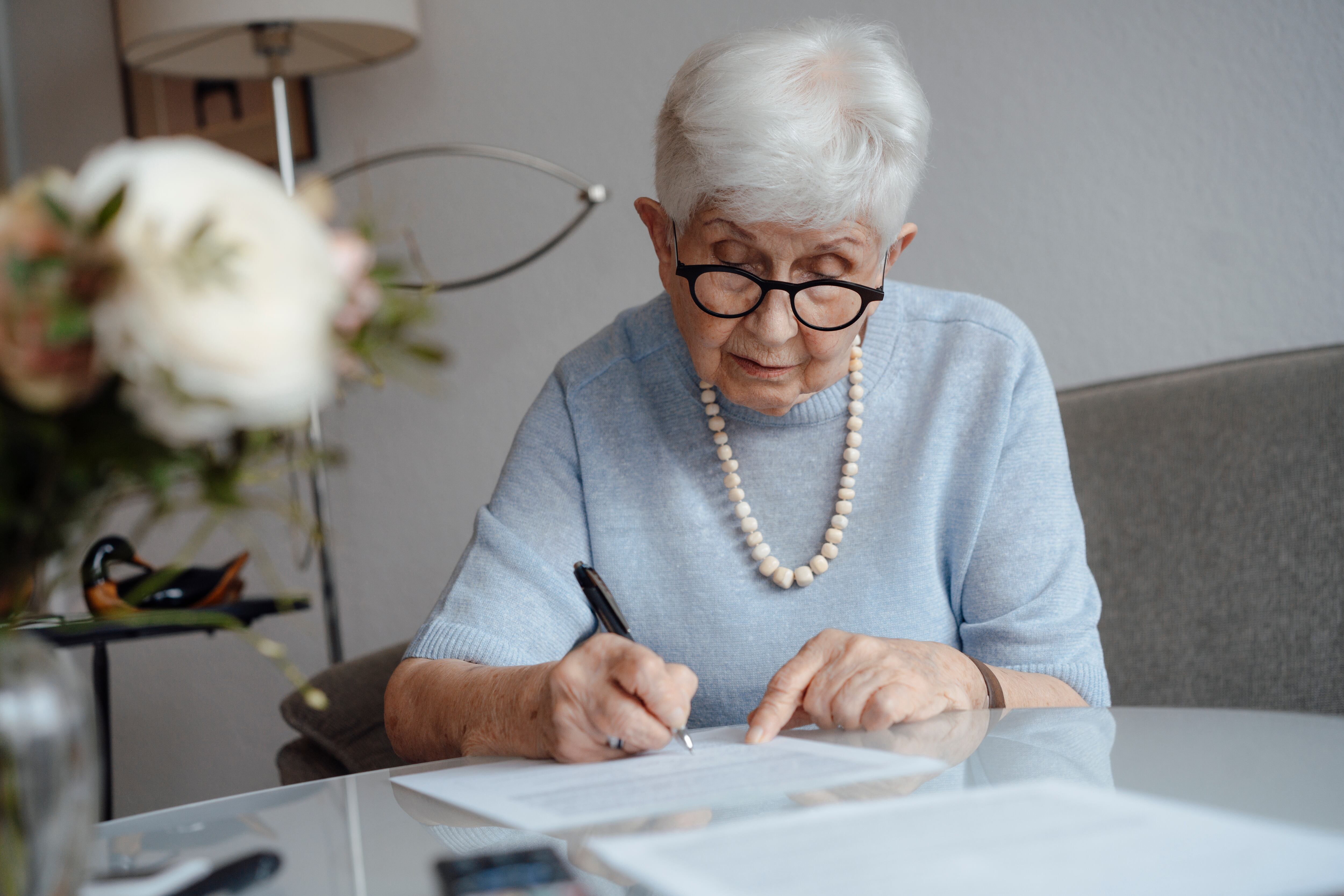 Mujer escribiendo su testamento | Foto: GettyImages