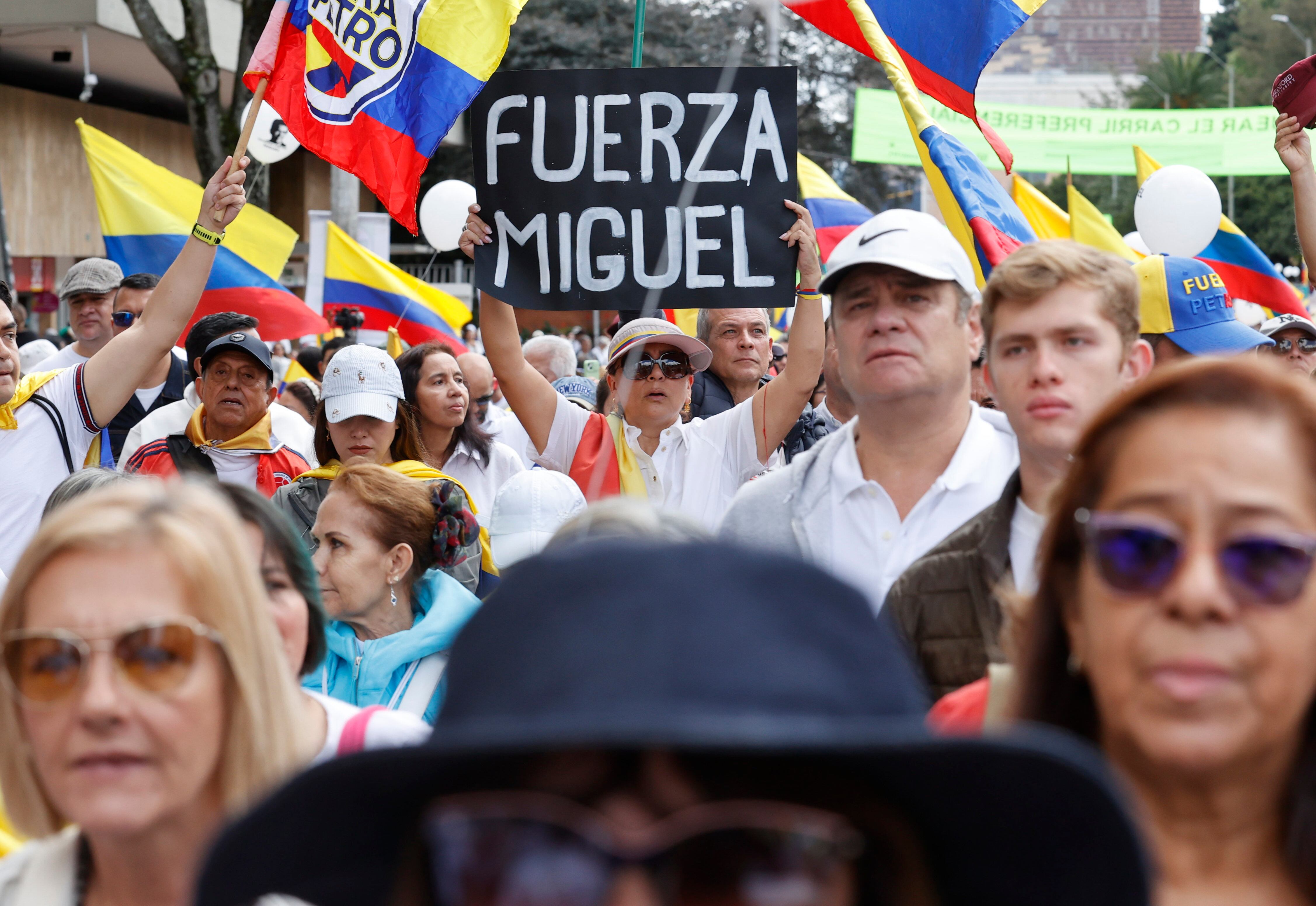 Personas se manifiestan durante la Marcha del Silencio este domingo, en Bogotá. EFE / Mauricio Dueñas Castañeda