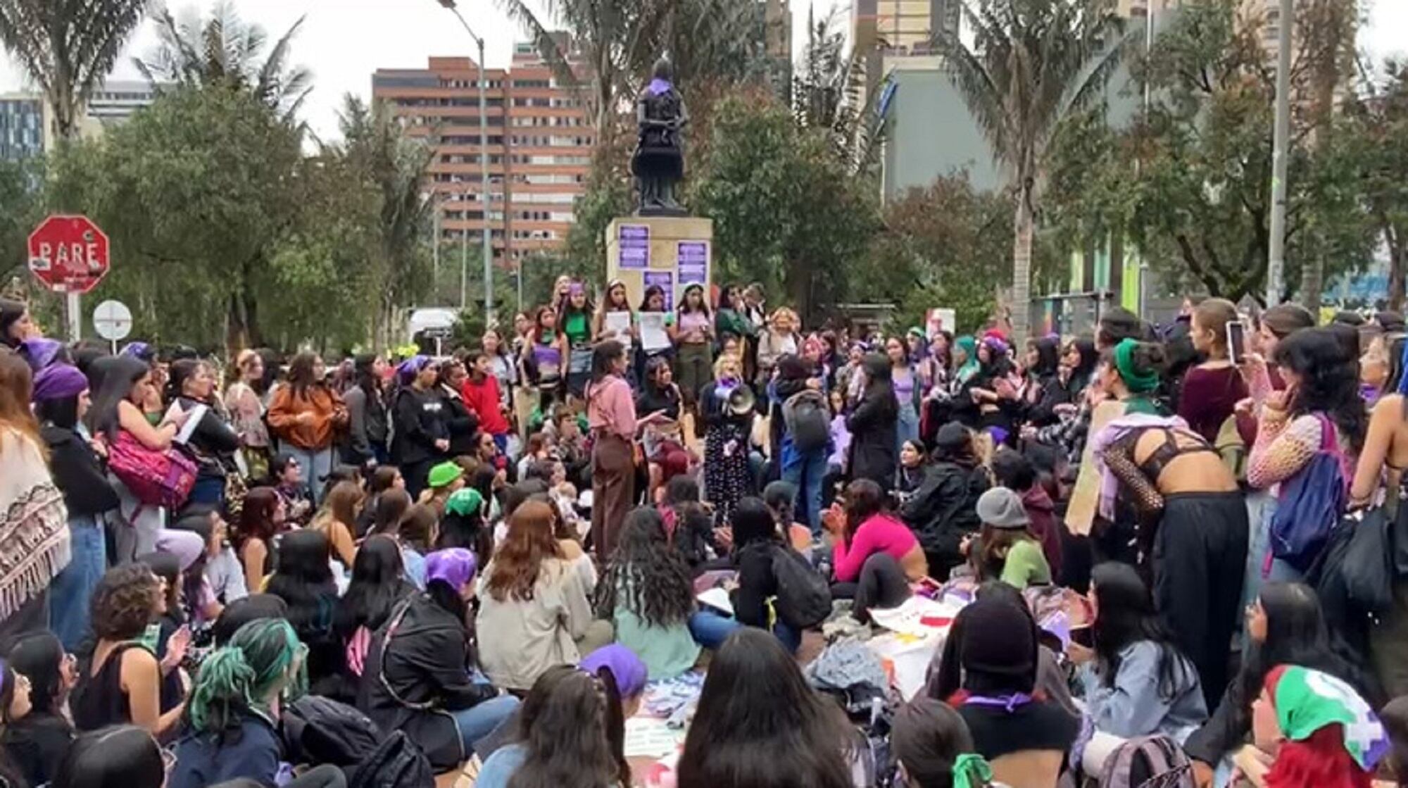 Marchas de este 8 de marzo de 2023 en Bogotá. Foto: Colprensa.