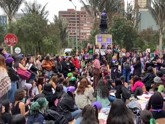 Marchas de este 8 de marzo de 2023 en Bogotá. Foto: Colprensa.