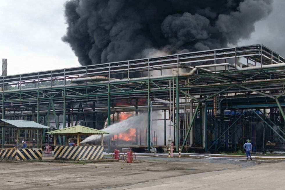 Incendio en la mayor refinería en Ecuador. Foto: EFE/ Cuerpo de Bomberos de Esmeraldas.