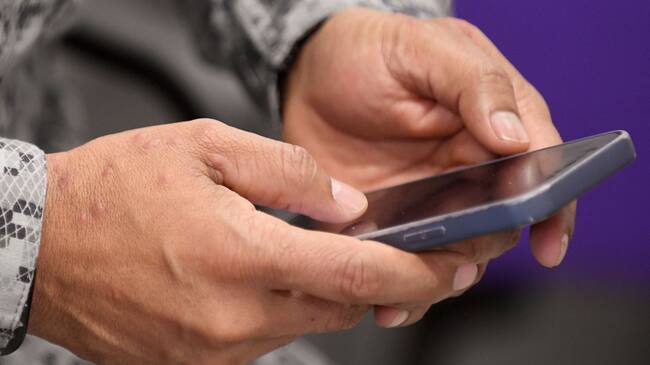 Imagen de referencia de alguien utilizando un teléfono celular. (Daniel Muñoz/AFP vía Getty Images)