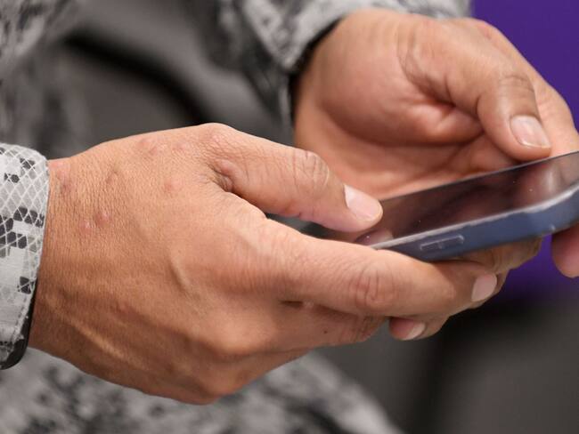 Imagen de referencia de alguien utilizando un teléfono celular. (Daniel Muñoz/AFP vía Getty Images)