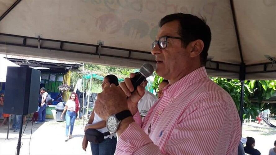 En aras de reiterar a la comunidad de la vereda El Marfil las especificaciones y socializaciones, el alcalde de Puerto Boyacá, Óscar Botero, decidió suspender la obra de manera temporal. Foto: Suministrada alcalde de Puerto Boyacá