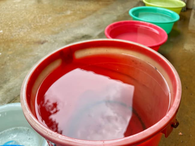 Imagen de referencia de baldes de agua. Foto: Getty Images