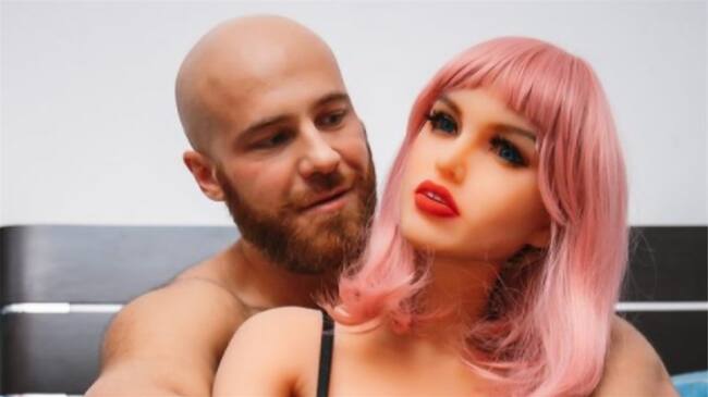 Fisicoculturista Yuri Tolochko se separó de su muñeca de plástico 'Margo'. Foto: Instagram: @yurii_tolochko