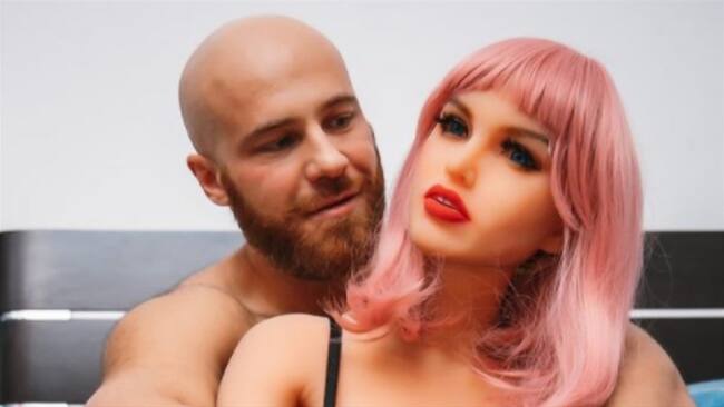 Fisicoculturista Yuri Tolochko se separó de su muñeca de plástico 'Margo'. Foto: Instagram: @yurii_tolochko