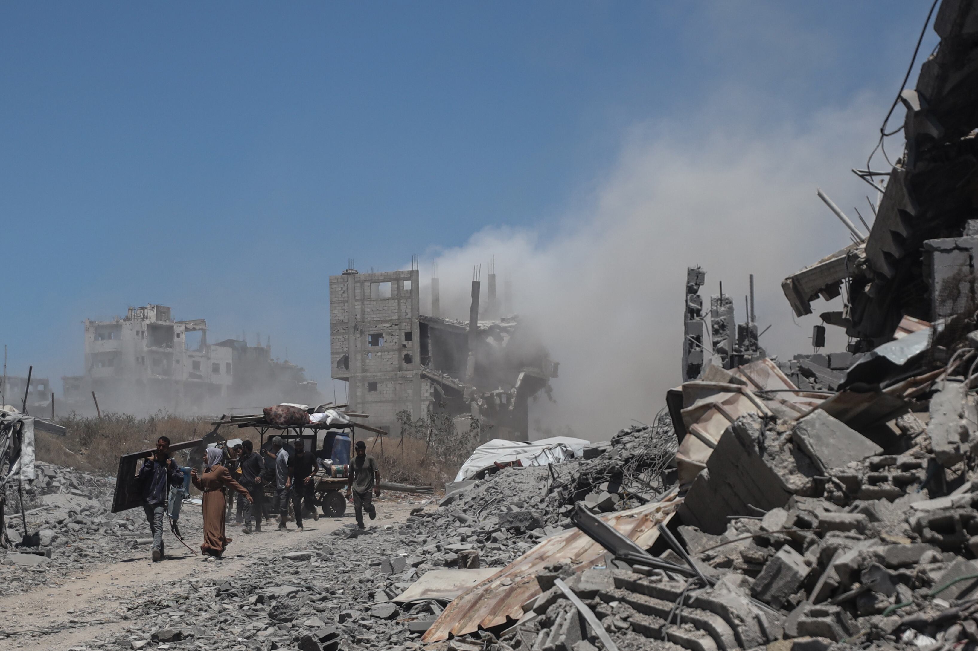 Israel mató a 28 gazatíes cerca de un punto de distribución de alimento en la zona de Wadi Gaza. (Photo by Abdalhkem Abu Riash/Anadolu via Getty Images)