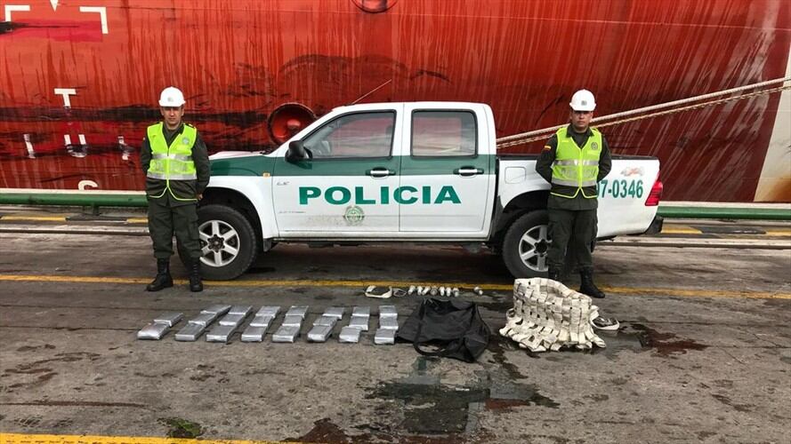 Buzos de la Policía Antinarcóticos encontraron 24 kilos de coca adherida a un barco que tendría como destino el puerto de Jamaica. Foto: Policía Antinarcóticos