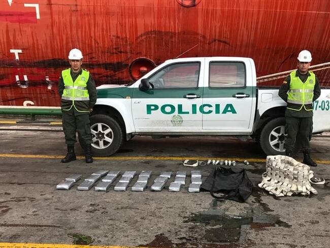 Buzos de la Policía Antinarcóticos encontraron 24 kilos de coca adherida a un barco que tendría como destino el puerto de Jamaica. Foto: Policía Antinarcóticos