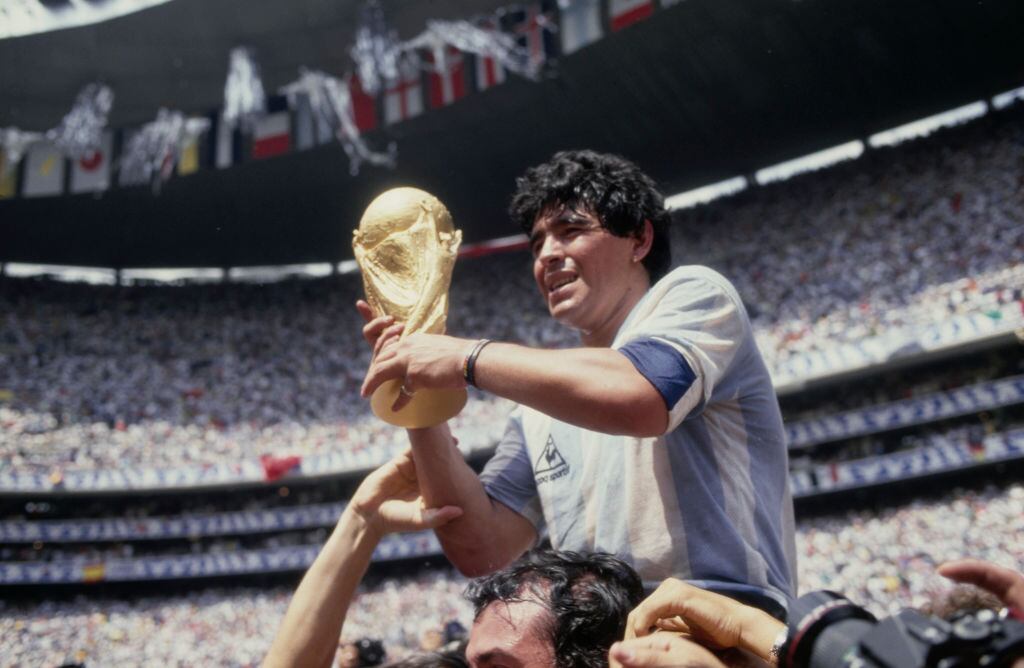 Diego Armando Maradona levantando la Copa del Mundo en el Mundial de México 1986. Foto: Bongarts/Getty Images.