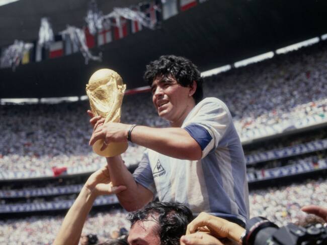 Diego Armando Maradona levantando la Copa del Mundo en el Mundial de México 1986. Foto: Bongarts/Getty Images.