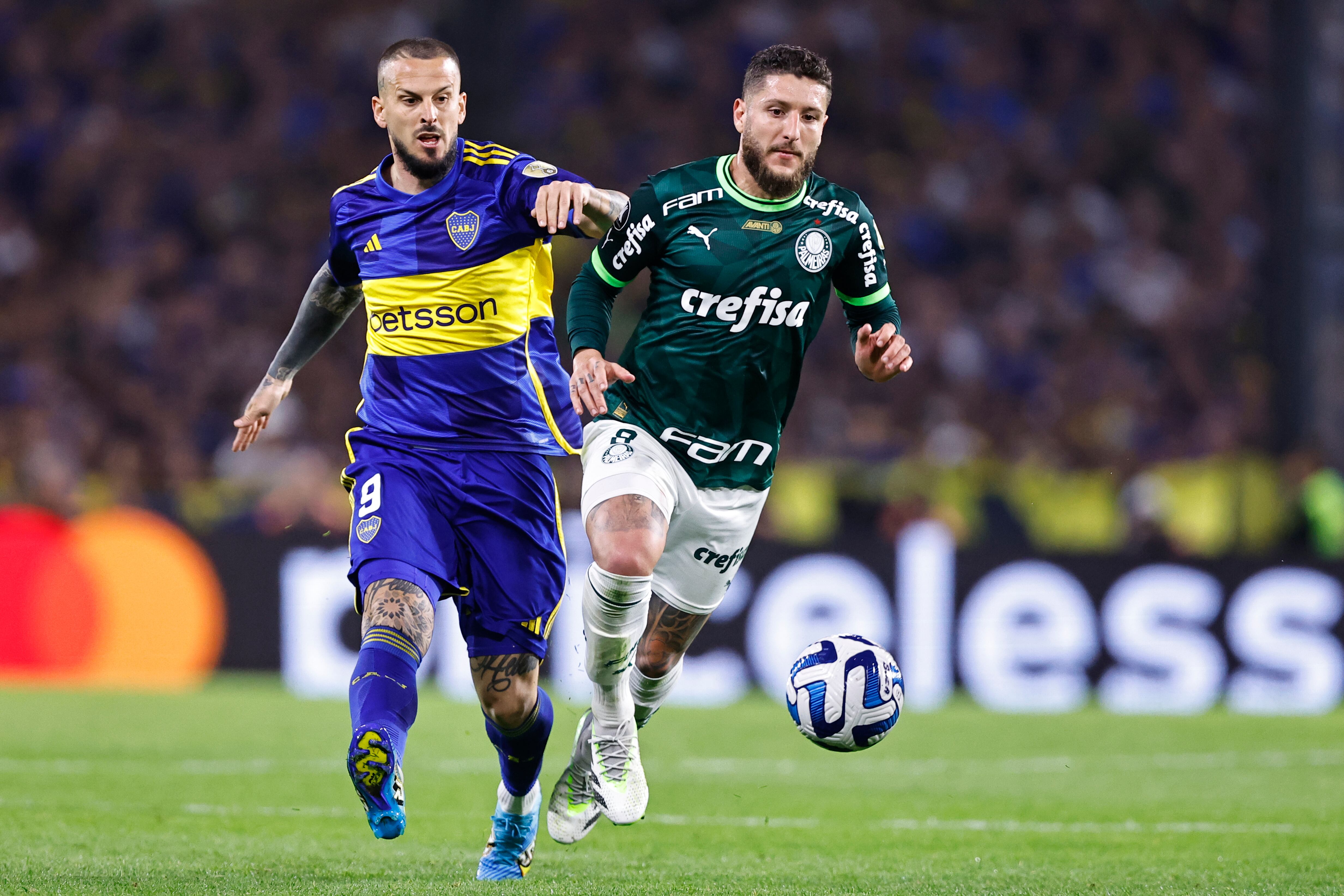 Darío Benedetto (i) de Boca disputa un balón con Endrick de Palmeiras hoy, en un partido de las semifinales de la Copa Libertadores entre Boca Juniors y Palmeiras en el estadio La Bombonera en Buenos Aires (Argentina). Foto: EFE/ Juan Ignacio Roncoroni