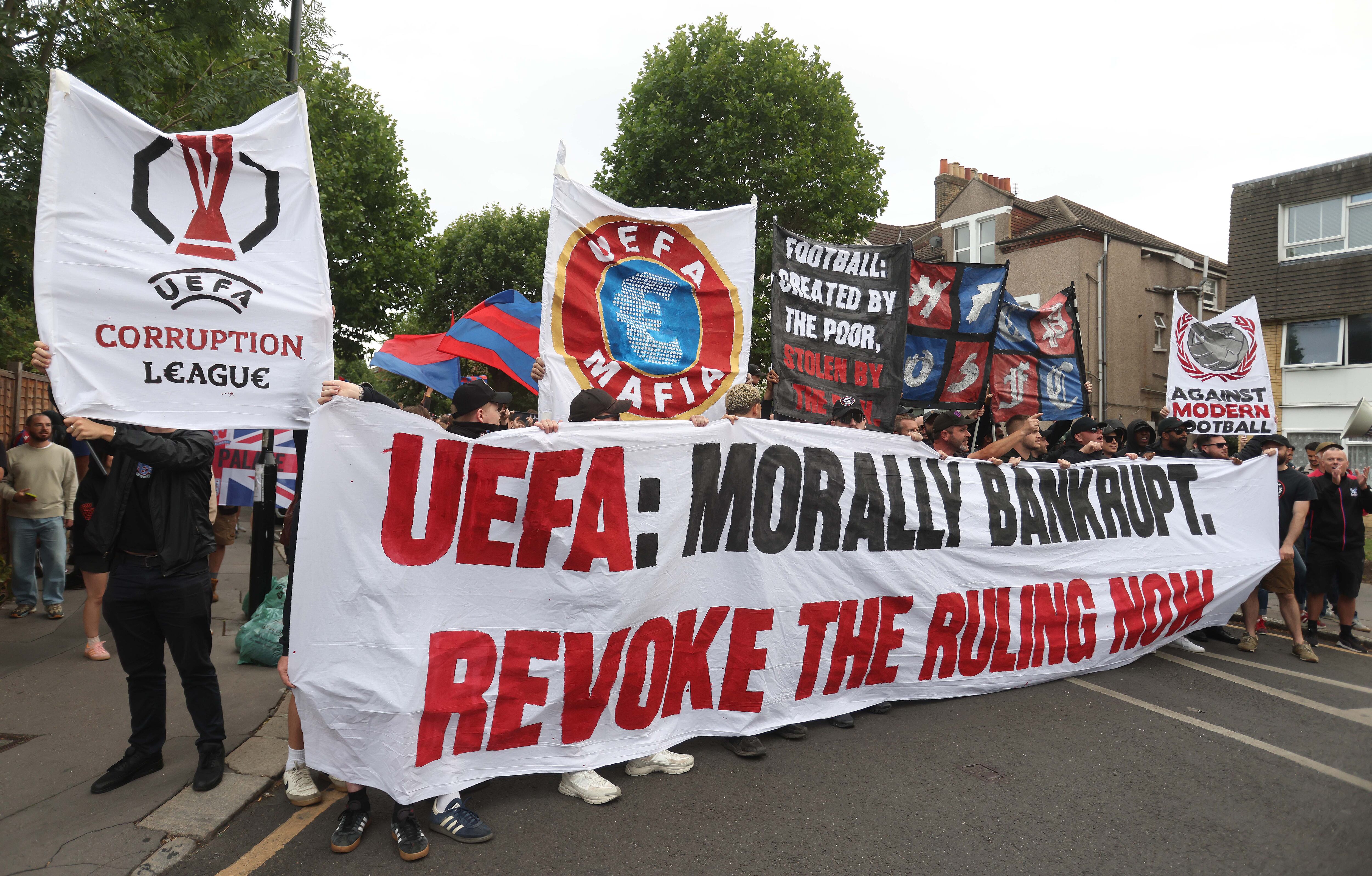 Aficionados del Crystal Palace protestan el pasado martes 15 de julio, cerca a Selhust Park, tras la decisión de la UEFA de relegarlos de Europa League a Conference League FOTO: Crystal Pix - Getty Images
