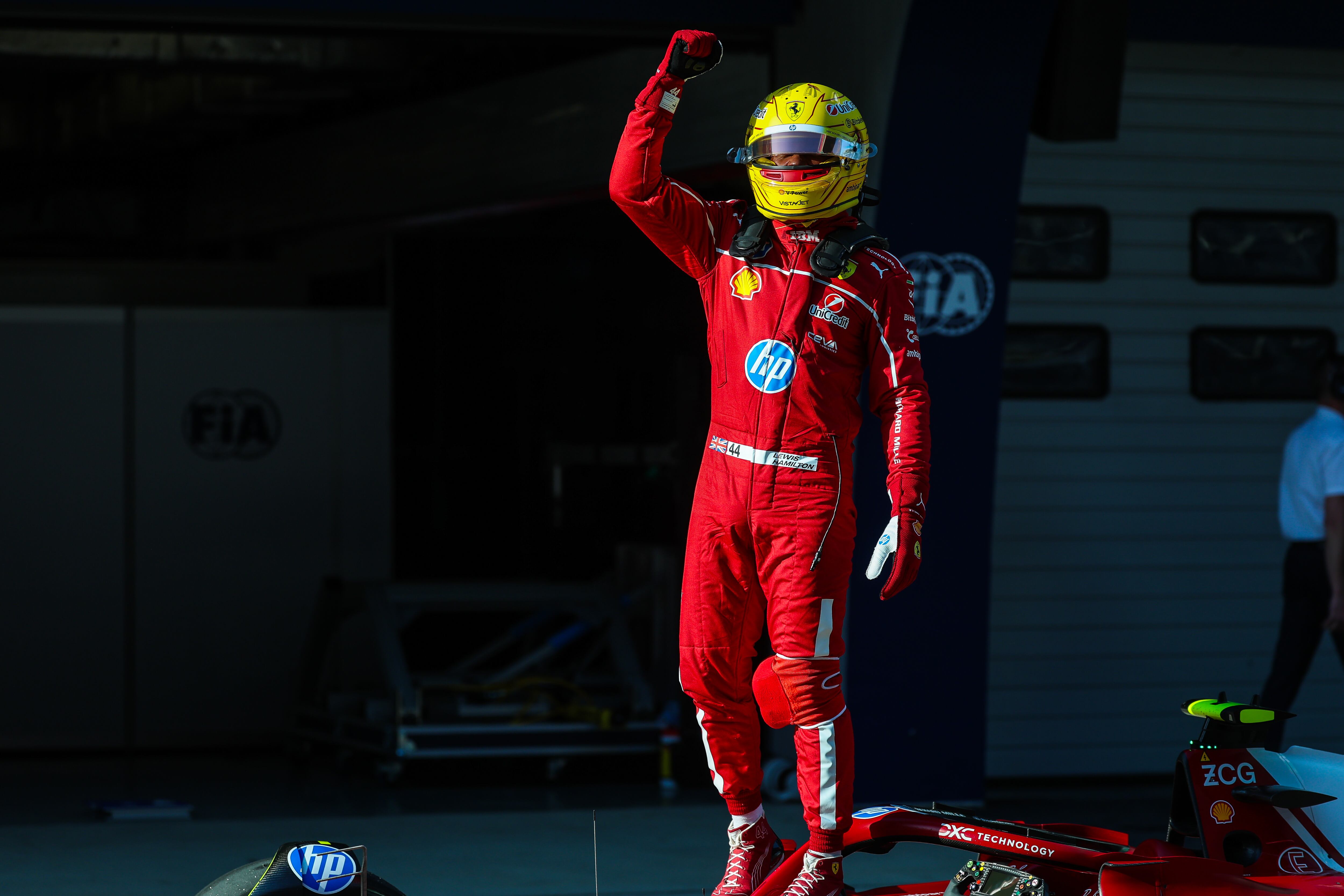 Lewis Hamilton de Ferrari celebra victoria en la carrera de sprint del circuito de Shanghai. FOTO: Kym Illman/Getty Images