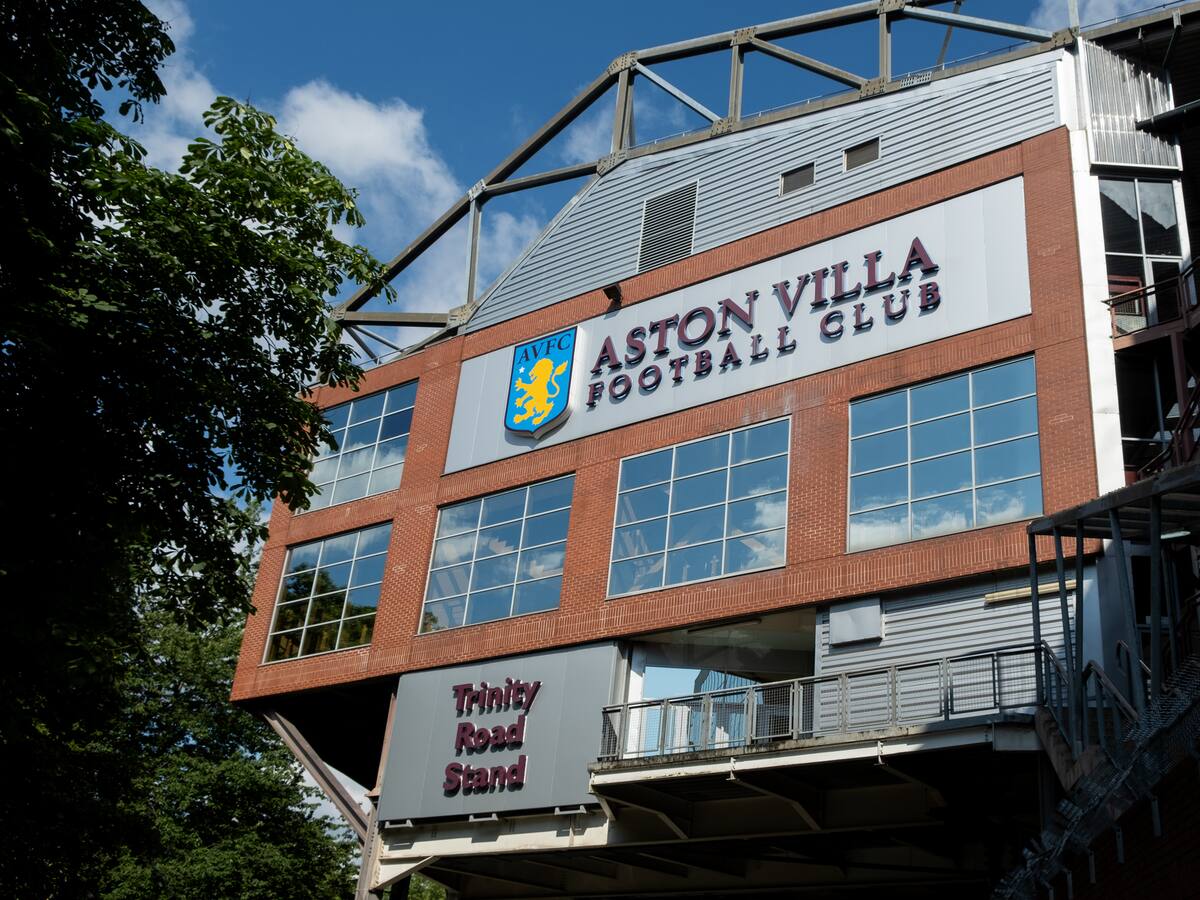 Aston Villa aumentó el precio de entradas Champions por encima del reglamento de la UEFA