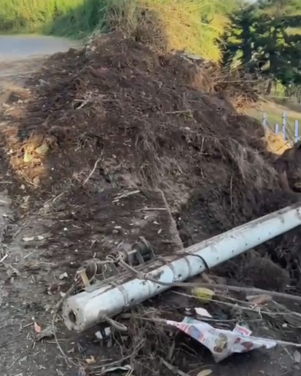 Un explosivo que fue activado horas antes en el mismo sector dejó afectaciones a viviendas y a la infraestructura eléctrica. Crédito: Red de Apoyo Cauca.