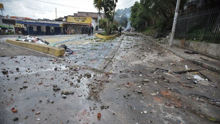 Ejército ha removido más de 10 toneladas de escombros en vías de Cali que dejan algunas movilizaciones. Foto: Getty Images