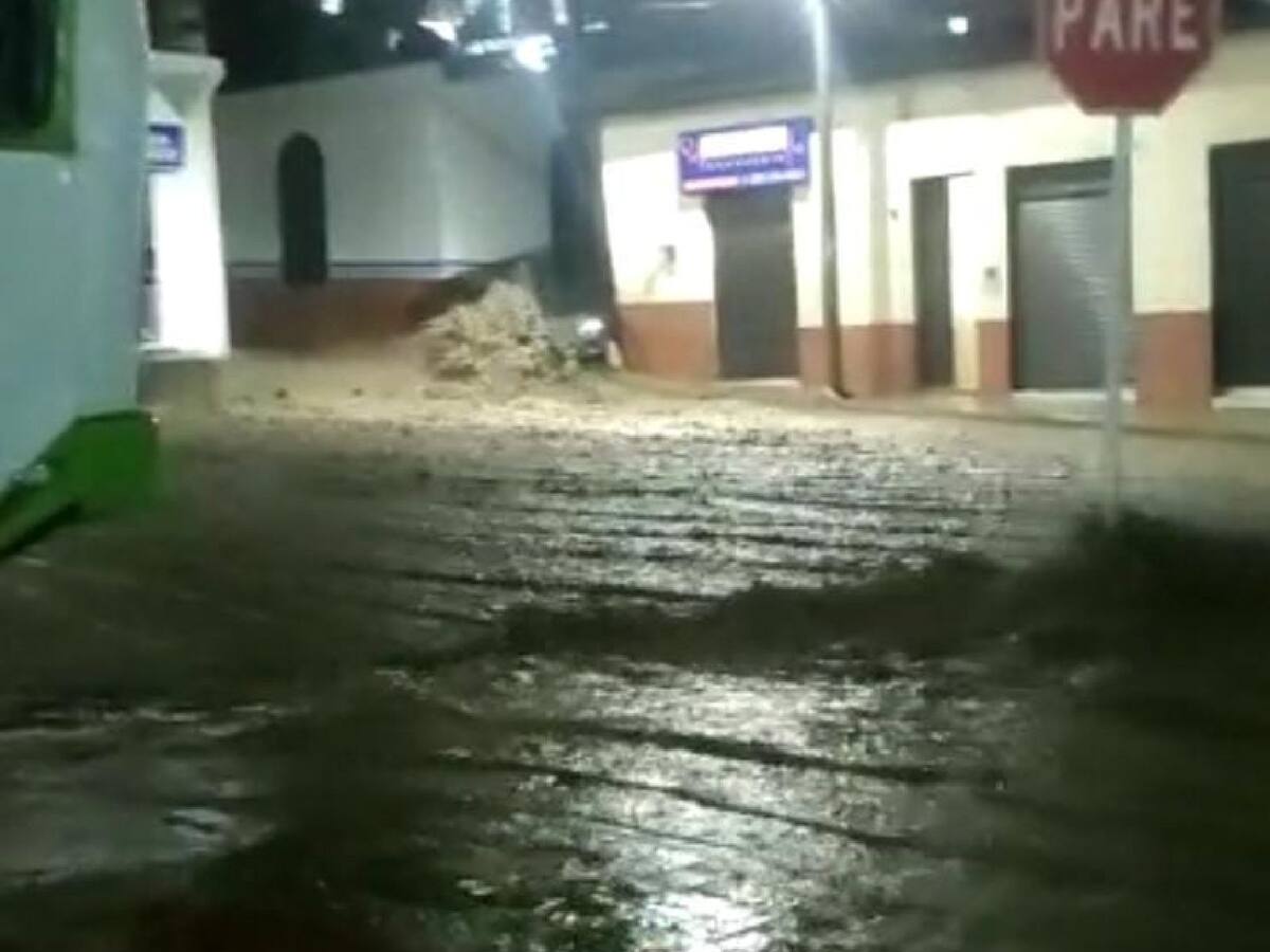 Quebrada en San Andrés, Santander, se llevó carros, motos y tumbó muros de viviendas