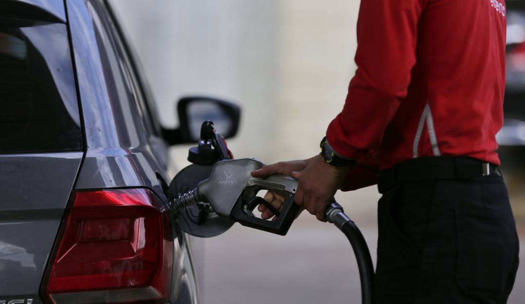 Gobierno confirma aumento mensual de 200 pesos en la gasolina. Foto: Colprensa. 