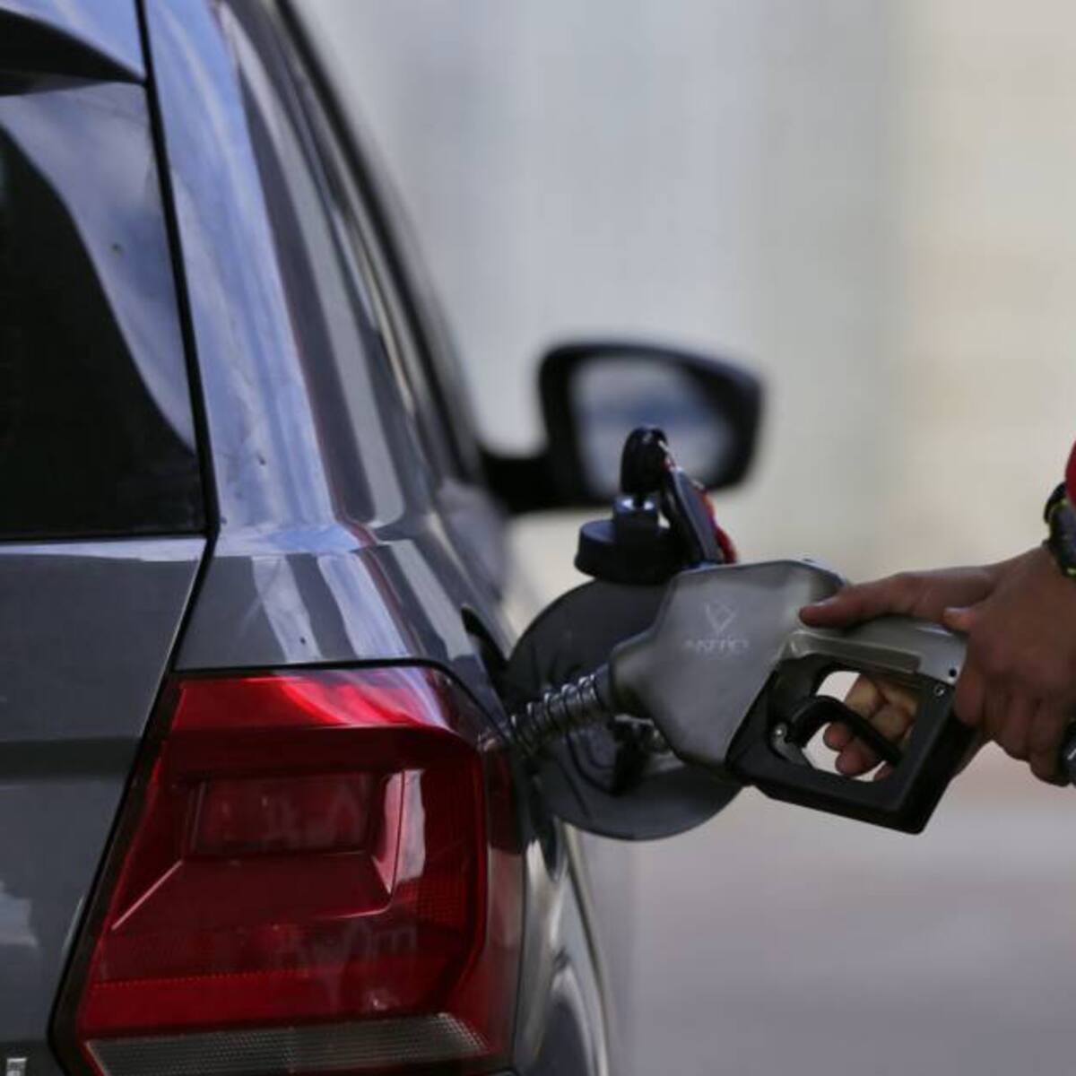 “Precio de la gasolina debería estar aumentando a un ritmo más rápido”: economista