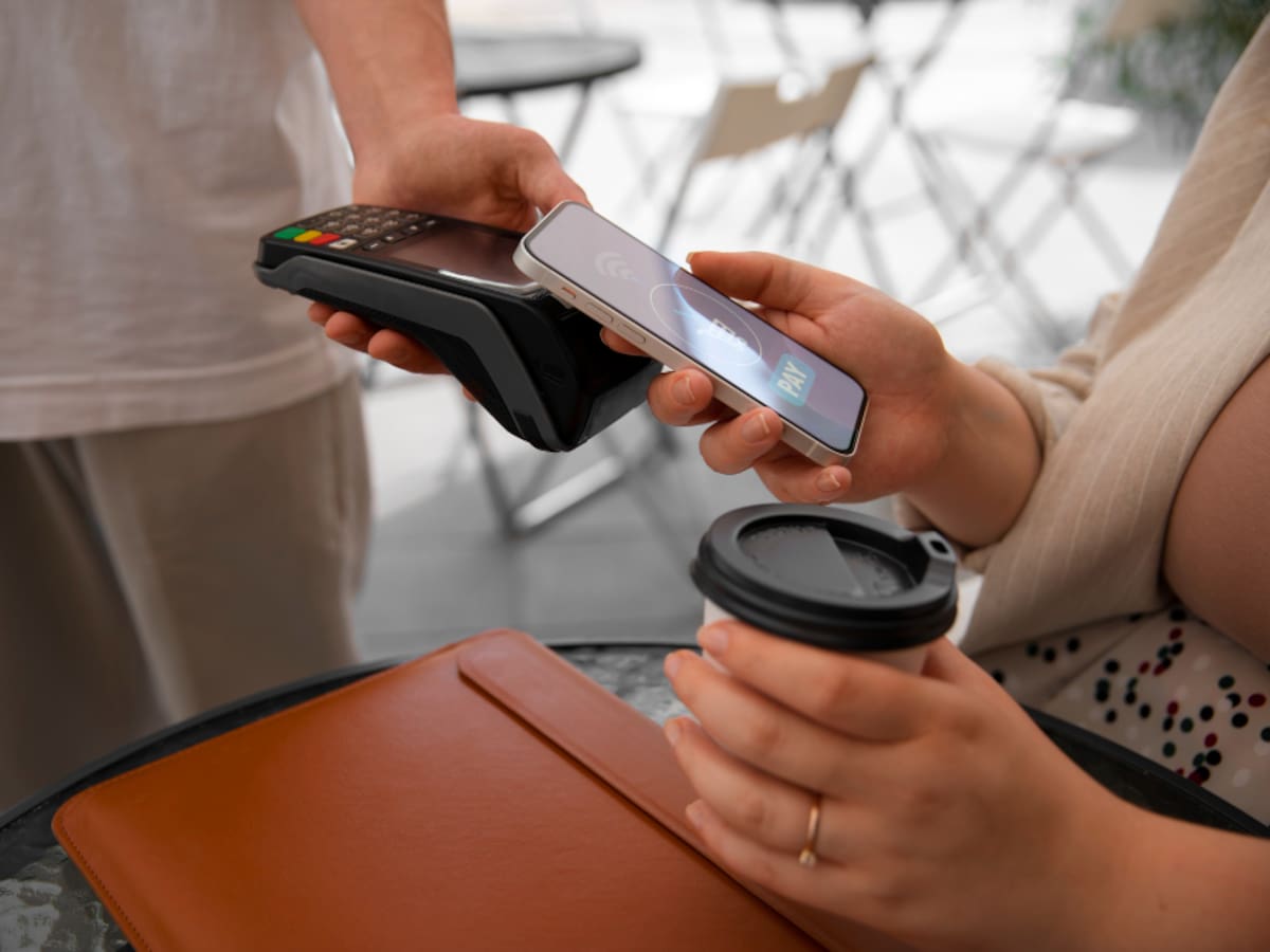 Cobrar con el celular o con una terminal física: ¿en qué cambia la operación de su negocio?