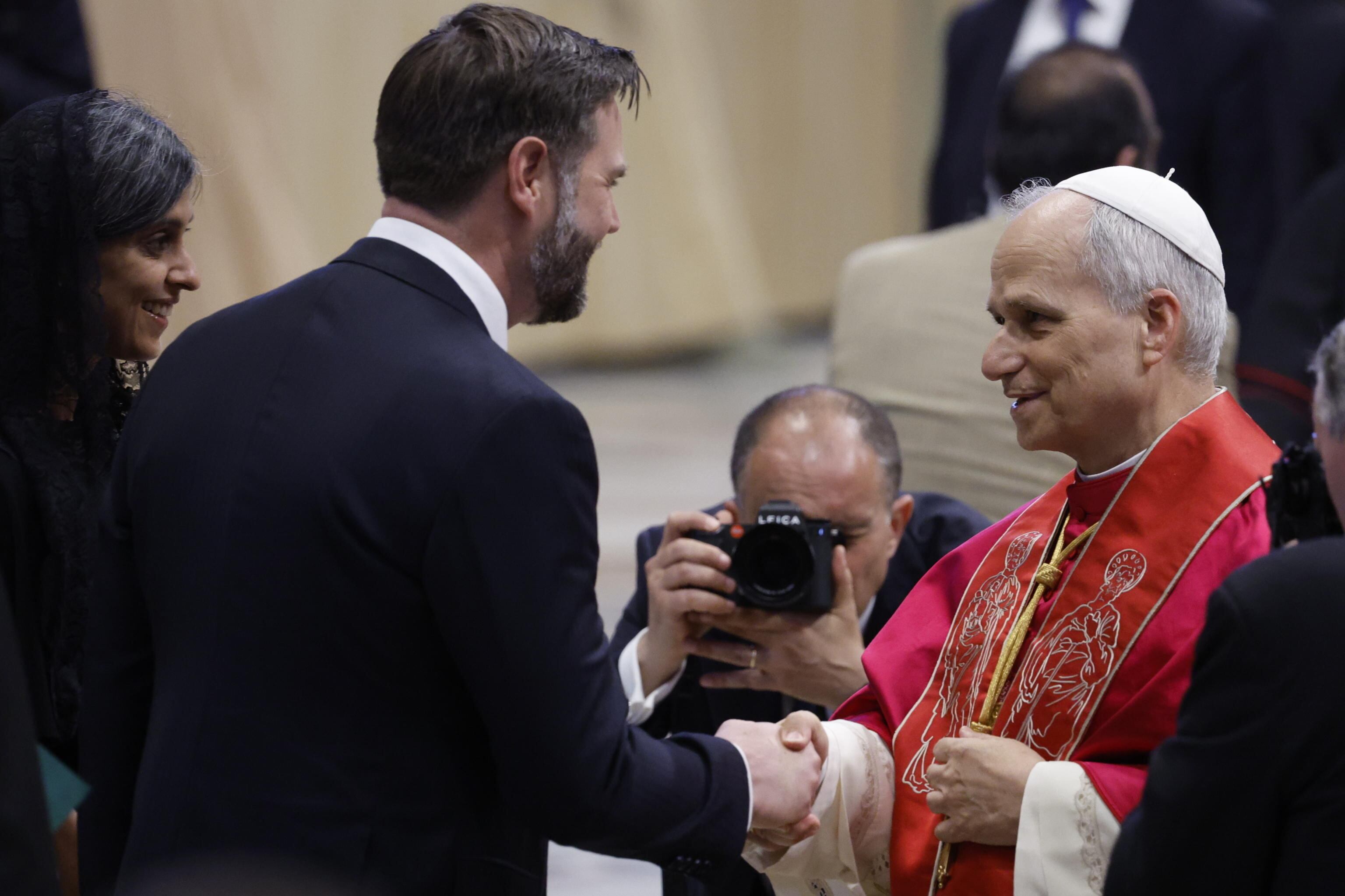JD Vance y León XIV. Foto: EFE/EPA/FABIO FRUSTACI