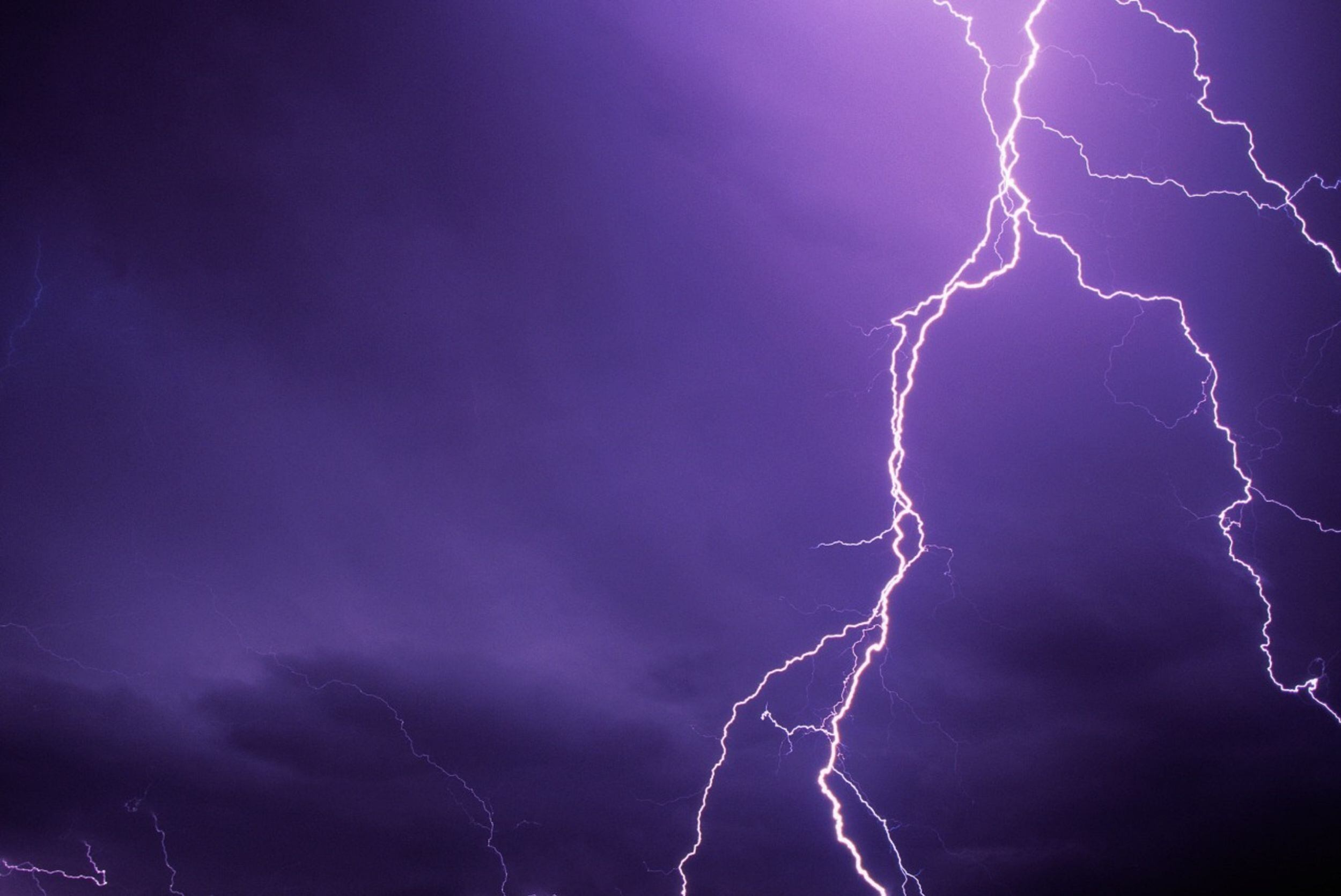 Uno de los hombres falleció en el sitio, mientras que los otros dos fueron trasladados a centros asistenciales. Foto: Getty Images