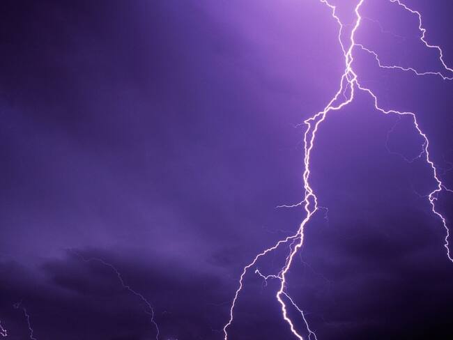 Uno de los hombres falleció en el sitio, mientras que los otros dos fueron trasladados a centros asistenciales. Foto: Getty Images