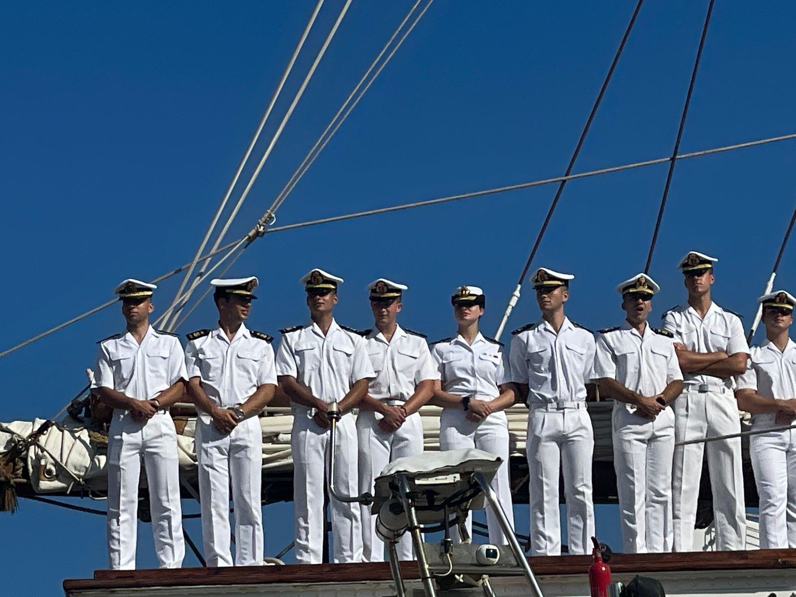 Princesa Leonor de Borbón y miembros de la tripulación a su llegada a Cartagena. Foto: W radio. 