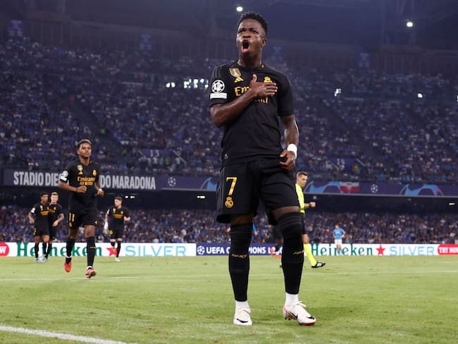 Vinicius Junior, del Real Madrid, celebra su gol contra Napoli por Champions. Foto: Helios de la Rubia/Real Madrid via Getty Images.