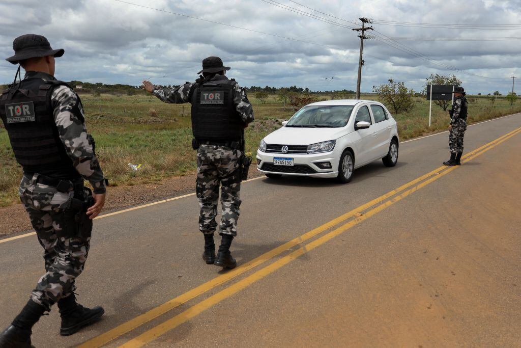 Policía militar de Brasil requisa vehículos en por de arrestar personas relacionadas con minería ilegal. Foto: MICHAEL DANTAS/AFP via Getty Images.