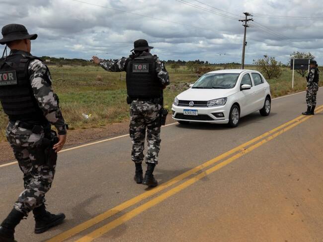 Policía militar de Brasil requisa vehículos en por de arrestar personas relacionadas con minería ilegal. Foto: MICHAEL DANTAS/AFP via Getty Images.