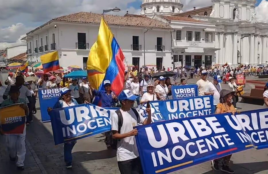 Habitantes de Popayán se sumaron a la jornada de respaldo al expresidente Álvaro Uribe. Crédito: Suministrada.