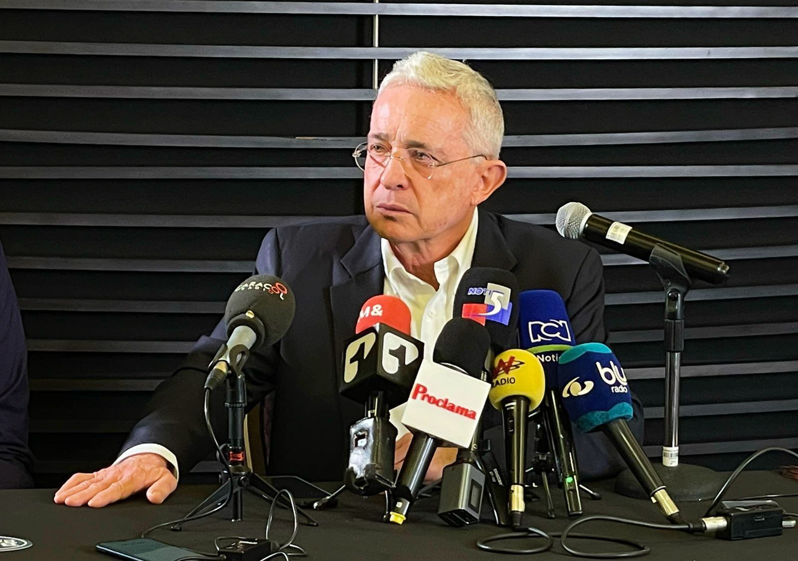 Uribe arremetió contra el planteamiento del precandidato presidencial del Pacto Histórico, Gustavo Petro, de no involucrarse en el conflicto entre Rusia y Ucrania. Foto: W Radio.