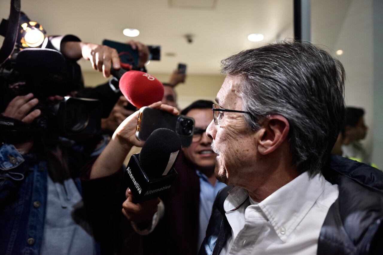 Bogotá. Diciembre 23 de 2024. Fabio Ochoa, exnarcotraficante, regresó a Colombia tras cumplir una condena en Estados Unidos. En el aeropuerto El Dorado fue recibido por su familia y ofreció declaraciones. (Colprensa - Cristian Bayona).