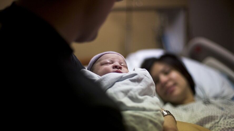 El proyecto de ley busca extender progresivamente la licencia de paternidad a ocho semanas. Foto: Getty Images / Bebé - RUBBERBALL