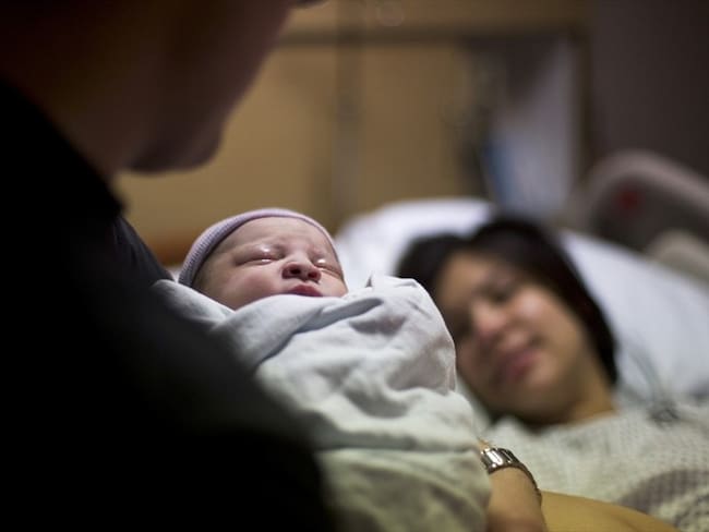 El proyecto de ley busca extender progresivamente la licencia de paternidad a ocho semanas. Foto: Getty Images / Bebé - RUBBERBALL