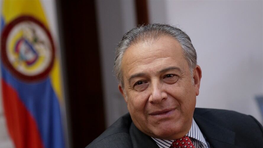 Este libro trata la vida del General Oscar Naranjo y fue escrito por Julio Sánchez Cristo.. Foto: Colprensa