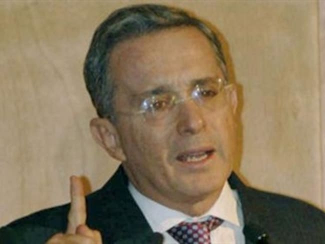Gobierno rechaza que Farc llamen ‘mafioso y paramilitar de pura sangre’ a Uribe