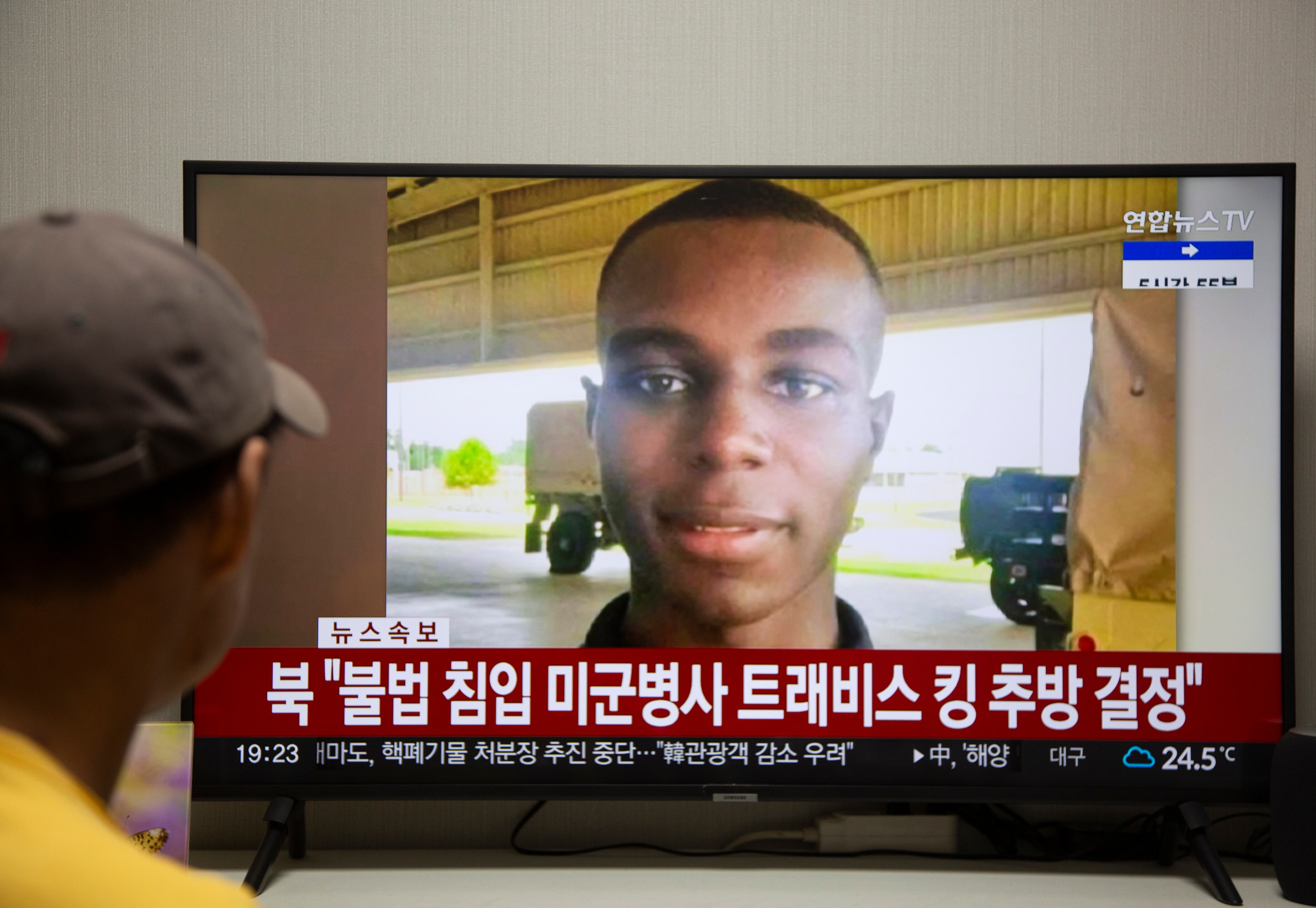 En pantalla de TV aparece el soldado Travis King. Foto: EFE/EPA/JEON HEON-KYUN