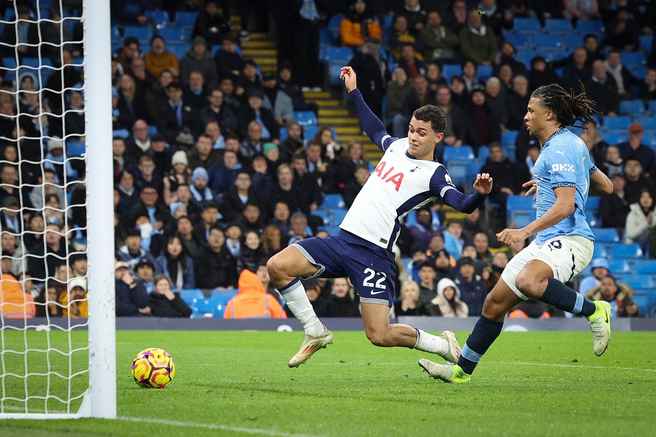 Manchester (United Kingdom), 23/11/2024.- Brennan Johnson of Tottenham scores the 4-0 goal during the English Premier League soccer match between Manchester City and Tottenham Hotspur in Manchester, Britain, 23 November 2024. (Reino Unido) EFE/EPA/ADAM VAUGHAN EDITORIAL USE ONLY. No use with unauthorized audio, video, data, fixture lists, club/league logos or 'live' services. Online in-match use limited to 120 images, no video emulation. No use in betting, games or single club/league/player publications.