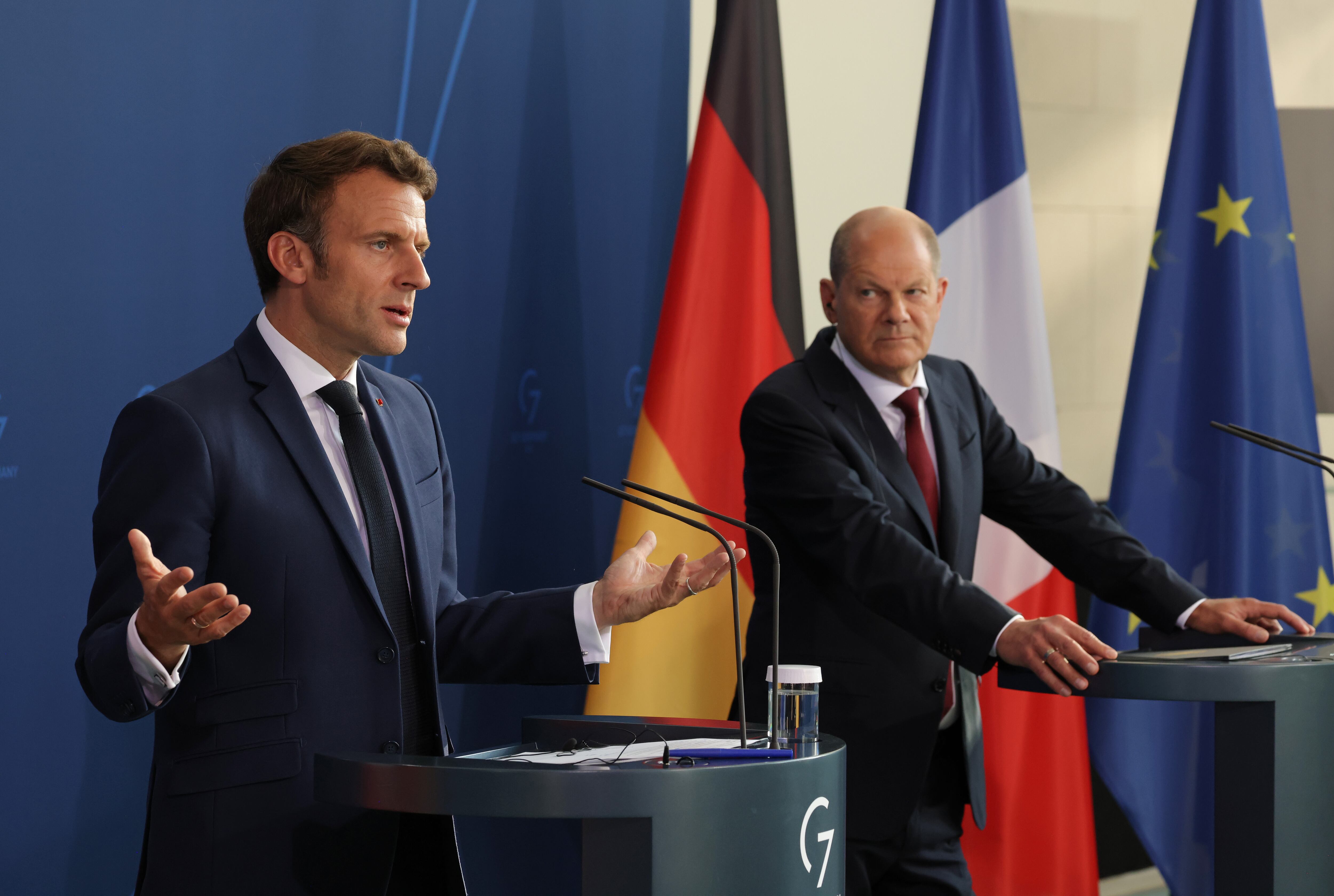 BERLIN, GERMANY - MAY 09: German Chancellor Olaf Scholz (R) and French President Emmanuel Macron speak to the media following talks at the Chancellery on May 09, 2022 in Berlin, Germany. High on the agenda for the two leaders is the ongoing Russian war in Ukraine and its international repercussions. (Photo by Sean Gallup/Getty Images)