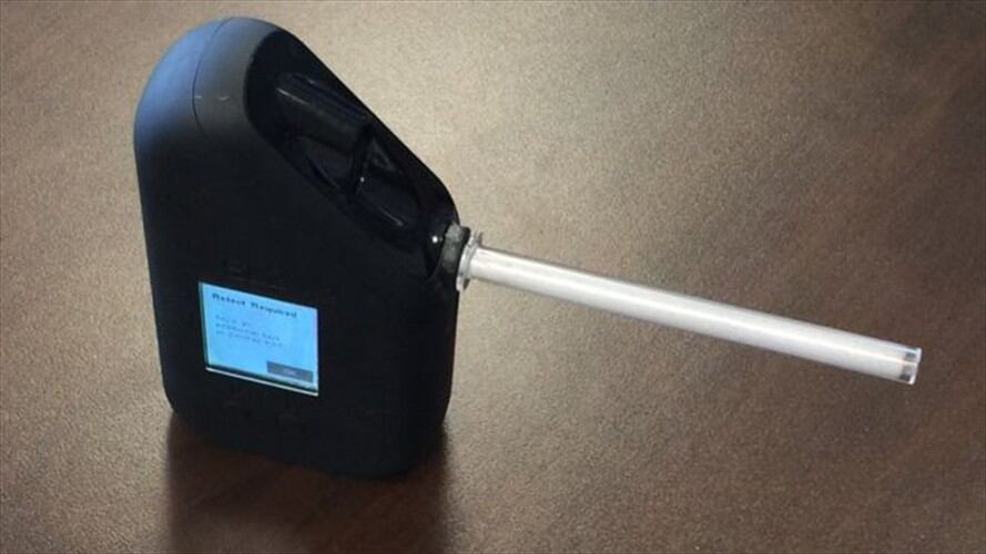 El alcoholímetro digital está conectado a la red de celulares, a internet y al sistema de localización GPS.. Foto: BBC Mundo